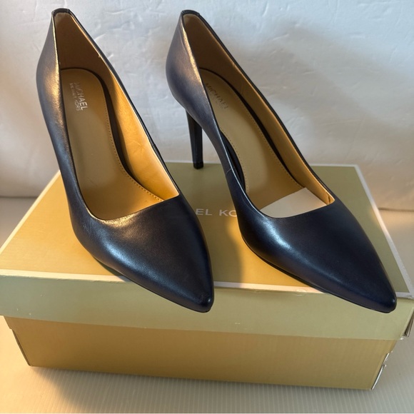NIB Michael Kors Women's Dorothy Flex Navy Leather size:8 3.25” Heels Pumps - Picture 1 of 12